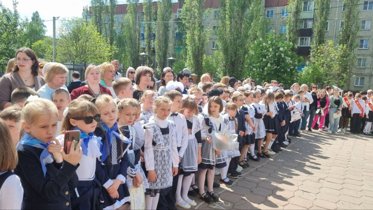 Торжественная линейка по окончанию учебного года.