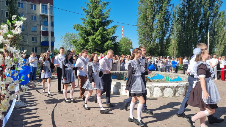 Звенит Последний звонок.